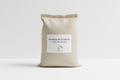 Sac de semences de riz neutre sans marque, étiquette générique “Semences de riz hybride – cycle 110–120 jours”, fond blanc studio, photo produit e-commerce, aucun logo