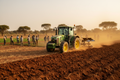Tracteur agricole 107 CV labourant un champ en Afrique de l’Ouest, exploitation agricole coopérative, scène réaliste